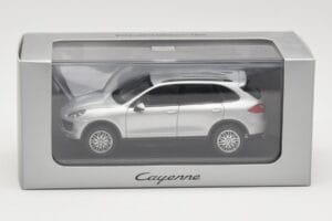 Porsche Cayenne 958 Argent Minichamps 1:43 WAP0200020B Métal — image 4 sur 4