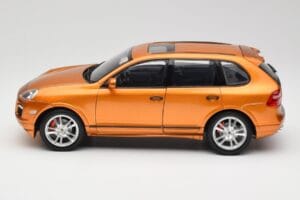Porsche Cayenne GTS Lava Orange Norev 1:18 187535 Métal — image 4 sur 8