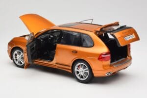 Porsche Cayenne GTS Lava Orange Norev 1:18 187535 Métal — image 5 sur 8