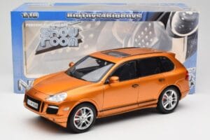 Porsche Cayenne GTS Lava Orange Norev 1:18 187535 Métal — image 8 sur 8