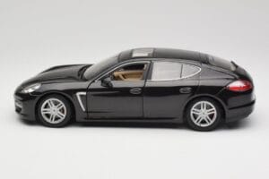 Porsche Panamera Turbo 970 Noir Maisto 1:18 36197 Métal — image 4 sur 8