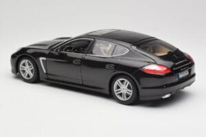 Porsche Panamera Turbo 970 Noir Maisto 1:18 36197 Métal — image 7 sur 8