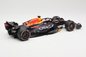 Red Bull Racing RB19 #1 M. Verstappen Winner Spanish GP 2023 Minichamps 1:18 110230801 Métal — image 2 sur 6