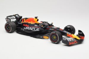Red Bull Racing RB19 #1 M. Verstappen Winner Spanish GP 2023 Minichamps 1:18 110230801 Métal — image 4 sur 6