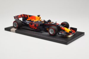 Red Bull Racing Tag Heuer RB13 #3 D. Ricciardo 3rd Place Malaysian GP 2017 Minichamps 1:18 117171503 Métal — image 4 sur 6