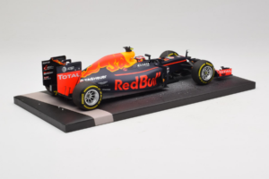Red Bull RB12 Tag Heuer #26 D. Kvyat Red Bull Racing Showcar 2016 Minichamps 1:18 117160026 Résine — image 3 sur 7