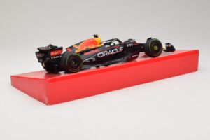 Red Bull RB18 #1 M. Verstappen Oracle Red Bull Racing Japanese Grand Prix Winner World Champion 2022 Minichamps 1:18 11322280 — image 3 sur 7