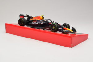 Red Bull RB18 #1 M. Verstappen Oracle Red Bull Racing Japanese Grand Prix Winner World Champion 2022 Minichamps 1:18 11322280 — image 4 sur 7