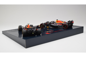Red Bull RB19 Honda RBPT #1 M. Verstappen Oracle Red Bull Racing Qatar Grand Prix World Champion 2023 Minichamps 1:18 1122318 — image 4 sur 6
