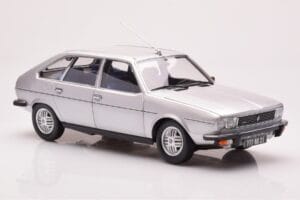 Renault 30 TX Argent Norev 1:18 185272 Métal — image 6 sur 8