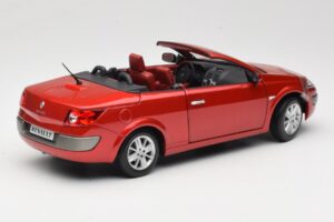 Renault Megane Mk1 CC Rouge Solido 1:18 8152 Métal — image 3 sur 8