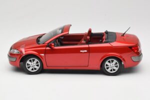 Renault Megane Mk1 CC Rouge Solido 1:18 8152 Métal — image 4 sur 8