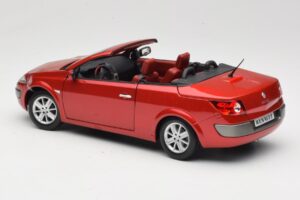 Renault Megane Mk1 CC Rouge Solido 1:18 8152 Métal — image 7 sur 8