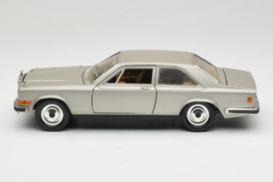 Rolls-Royce Camargue Argent Diamond Edition Bburago 1:18 3001-M3 Métal — image 4 sur 8
