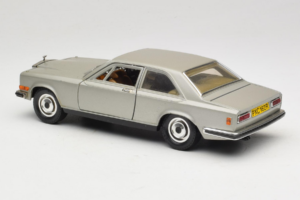 Rolls-Royce Camargue Argent Diamond Edition Bburago 1:18 3001-M3 Métal — image 7 sur 8