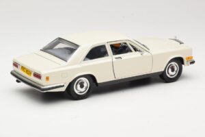 Rolls-Royce Camargue Blanc Bburago 1:22 3001-M1 Métal — image 2 sur 8