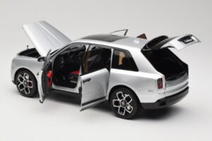 Rolls-Royce Cullinan Argent Avec Shadow Wheels OEM 1:18 028-16A Métal — image 5 sur 8