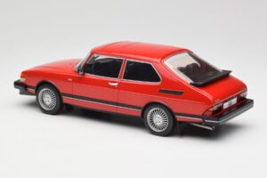 Saab 900 GL Rouge MCG 1:18 MCG18340 Métal — image 4 sur 6
