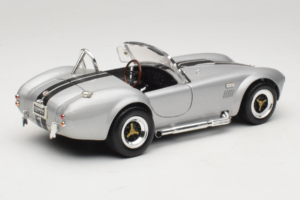 Shelby Cobra 427S/C Argent Avec Rayures Noires Road Signature 1:18 92058 Métal — image 3 sur 8