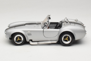 Shelby Cobra 427S/C Argent Avec Rayures Noires Road Signature 1:18 92058 Métal — image 4 sur 8