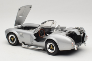 Shelby Cobra 427S/C Argent Avec Rayures Noires Road Signature 1:18 92058 Métal — image 5 sur 8