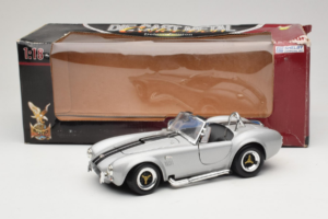 Shelby Cobra 427S/C Argent Avec Rayures Noires Road Signature 1:18 92058 Métal — image 8 sur 8