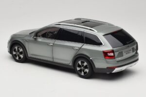 Skoda Octavia Mk4 Combi Vert Paudi Model 1:18 ZMR000005GRU Métal — image 7 sur 8