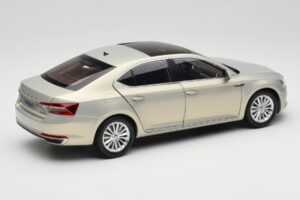 Skoda Superb Mk3 Or Paudi Model 1:18 ZSS000006GOLD Métal — image 3 sur 8
