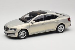 Skoda Superb Mk3 Or Paudi Model 1:18 ZSS000006GOLD Métal