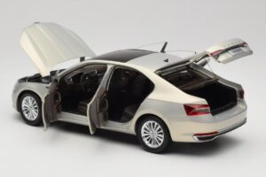Skoda Superb Mk3 Or Paudi Model 1:18 ZSS000006GOLD Métal — image 5 sur 8