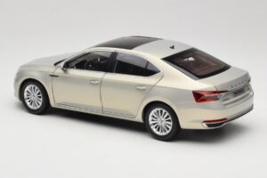 Skoda Superb Mk3 Or Paudi Model 1:18 ZSS000006GOLD Métal — image 7 sur 8