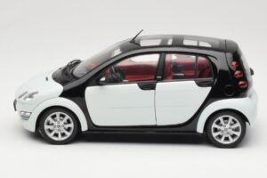 Smart Forfour Blanc Kyosho 1:18 0019141V001C01Q00 Métal — image 4 sur 8