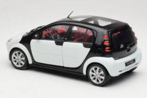 Smart Forfour Blanc Kyosho 1:18 0019141V001C01Q00 Métal — image 7 sur 8