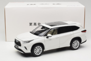 Toyota Highlander XU70 Blanc OEM 1:18 26071-2011 Métal — image 8 sur 8
