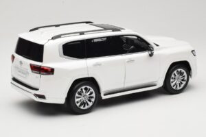 Toyota Land Cruiser J300 ZX Blanc LCD 1:18 LCD18013-ZX-WH Métal — image 3 sur 8