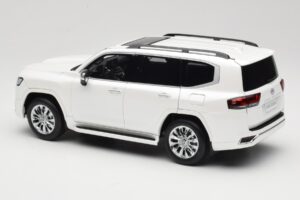 Toyota Land Cruiser J300 ZX Blanc LCD 1:18 LCD18013-ZX-WH Métal — image 7 sur 8