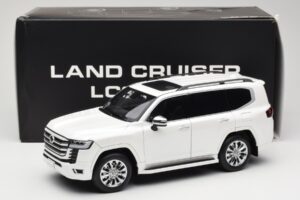 Toyota Land Cruiser J300 ZX Blanc LCD 1:18 LCD18013-ZX-WH Métal — image 8 sur 8