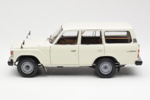 Toyota Land Cruiser J60 Blanc Kyosho 1:18 08956W Métal — image 4 sur 8