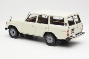 Toyota Land Cruiser J60 Blanc Kyosho 1:18 08956W Métal — image 7 sur 8
