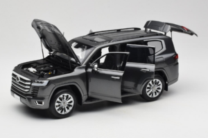Toyota Land Cruiser LC300 ZX Gris LCD 1:18 LCD18013-ZX-GR Métal — image 2 sur 8