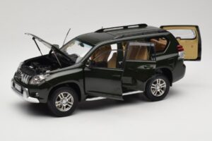 Toyota Land Cruiser Prado J150 Vert Paudi Model 1:18 623132-GR Métal — image 2 sur 8