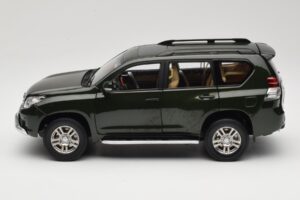 Toyota Land Cruiser Prado J150 Vert Paudi Model 1:18 623132-GR Métal — image 4 sur 8