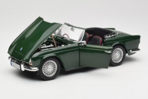 Triumph TR4 British Racing Green Revell 1:18 08827-T1 Métal — image 2 sur 8