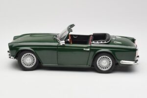 Triumph TR4 British Racing Green Revell 1:18 08827-T1 Métal — image 4 sur 8
