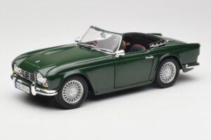 Triumph TR4 British Racing Green Revell 1:18 08827-T1 Métal