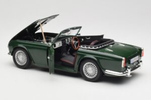 Triumph TR4 British Racing Green Revell 1:18 08827-T1 Métal — image 5 sur 8
