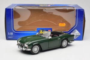 Triumph TR4 British Racing Green Revell 1:18 08827-T1 Métal — image 8 sur 8
