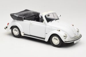 Volkswagen 1302 LS Cabriolet Blanc Revell 1:18 8415 Métal — image 6 sur 8