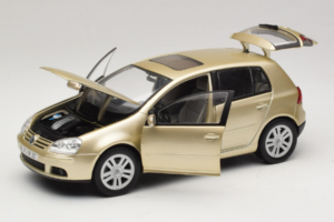 Volkswagen Golf Mk5 Light Bronze Metallic Bburago 1:18 09930201W Métal — image 2 sur 8