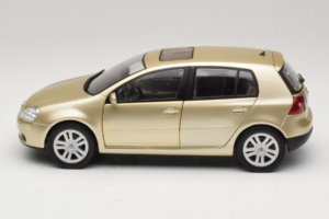 Volkswagen Golf Mk5 Light Bronze Metallic Bburago 1:18 09930201W Métal — image 4 sur 8